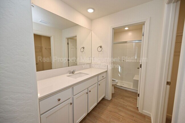 Building Photo - 2273 N Raleigh Dr