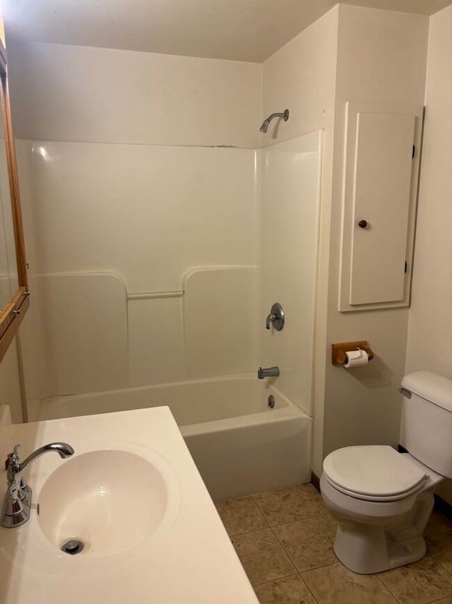 Building Photo - SPACIOUS 4 BEDROOM HOME READY FOR YOU