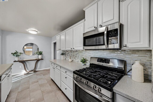 Building Photo - 2438 Upland Dr