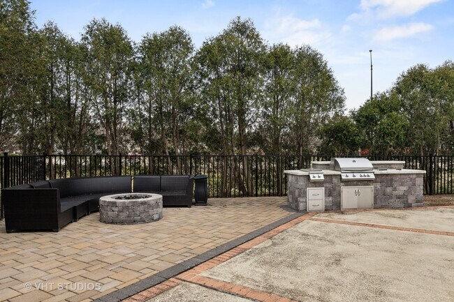 Building Photo - 1671 E Greenbriar Dr