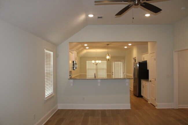 Building Photo - 921 Holbrook Dr