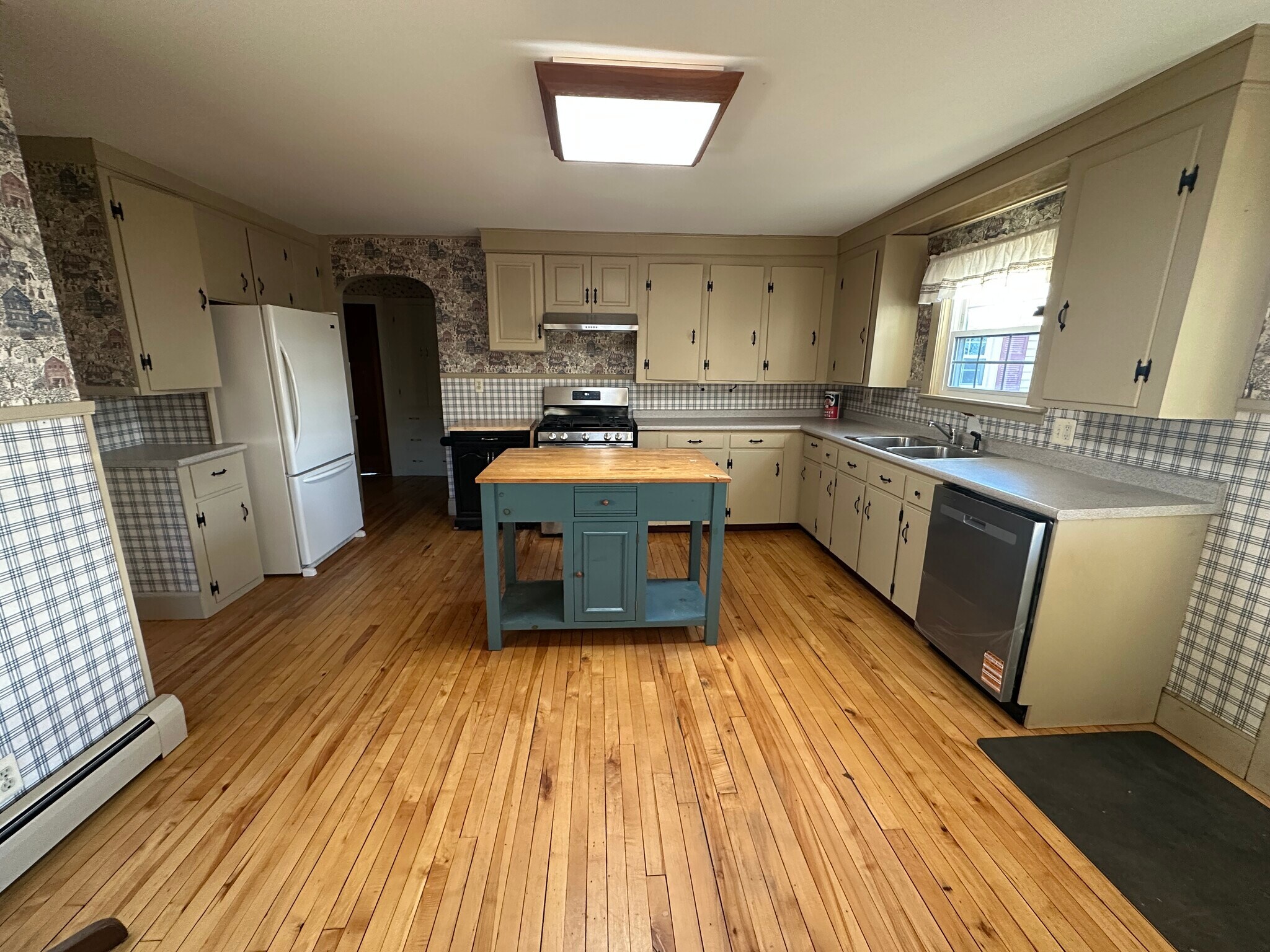 Building Photo - 4 Maple Ave