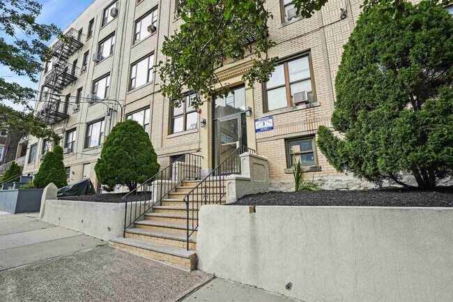 Building Photo - 14 65th St