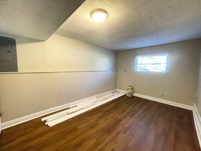 Building Photo - Newly Renovated Hillview Bi-Level!