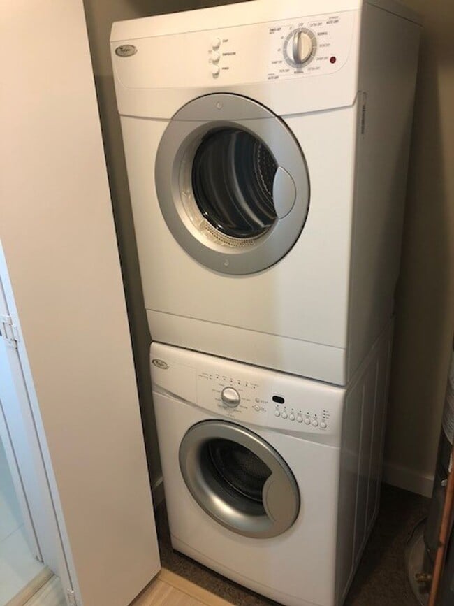 Building Photo - Beautiful Talbach House Condo!