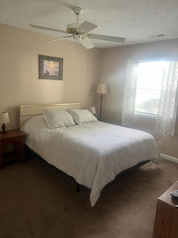 Building Photo - 549 White River Dr