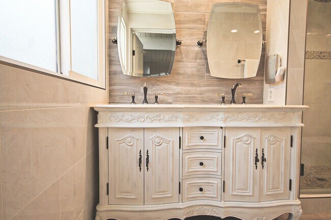 Building Photo - Mid-Century Modern Masterpiece!  South of the BLVD. Minutes to Westside, Mulholland, 405. Roscoma...