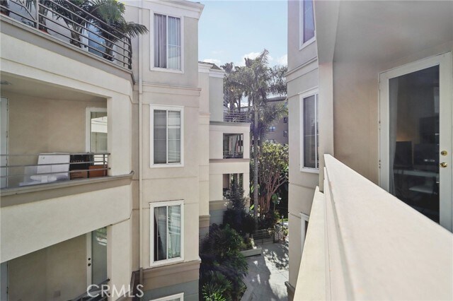 Building Photo - 2253 Martin