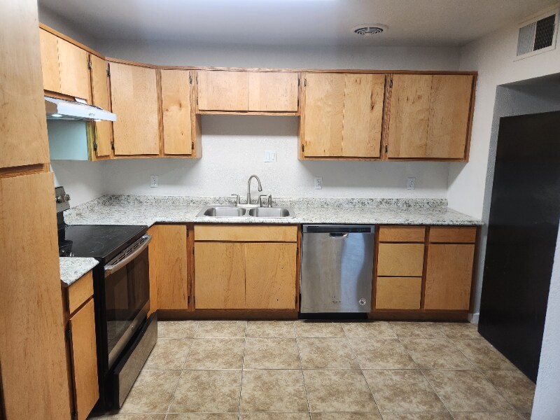 Building Photo - 650 E 3rd Ave