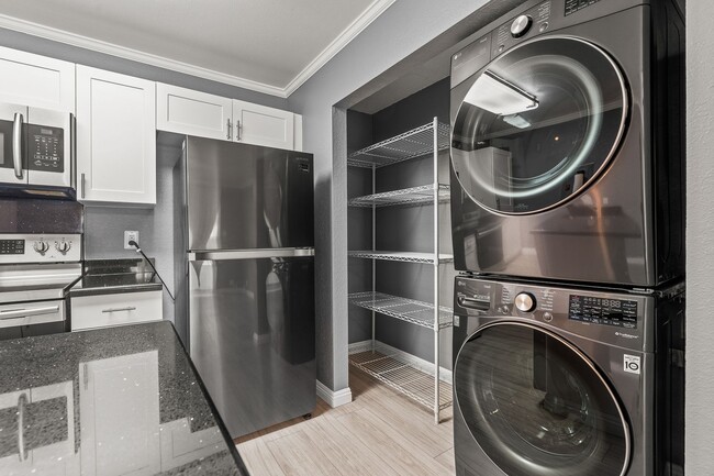 Building Photo - Ihona Townhome 1BR, 1BA, 1PKG, AC, W/D