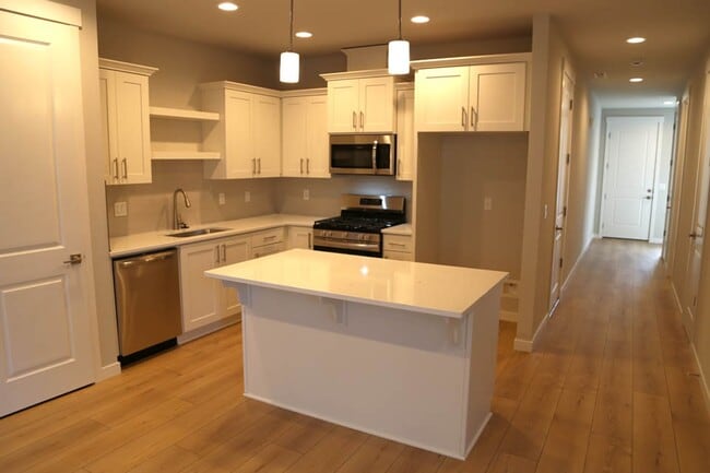 Building Photo - New 3 bed 2.5 Bath Townhome Ready for You!