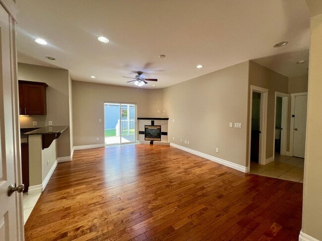 Building Photo - Beautiful 3 Bedroom in Private Community! HALF OFF FIRST MONTHS RENT!