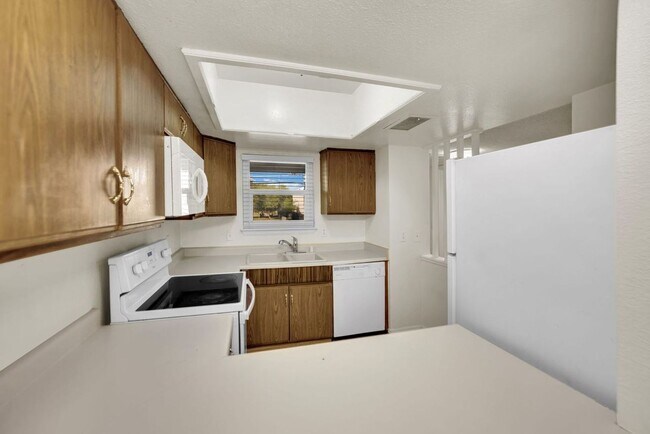 Building Photo - Very Nice 2bd/2ba Condo!! Gated Friendly Community w/ Pool!!