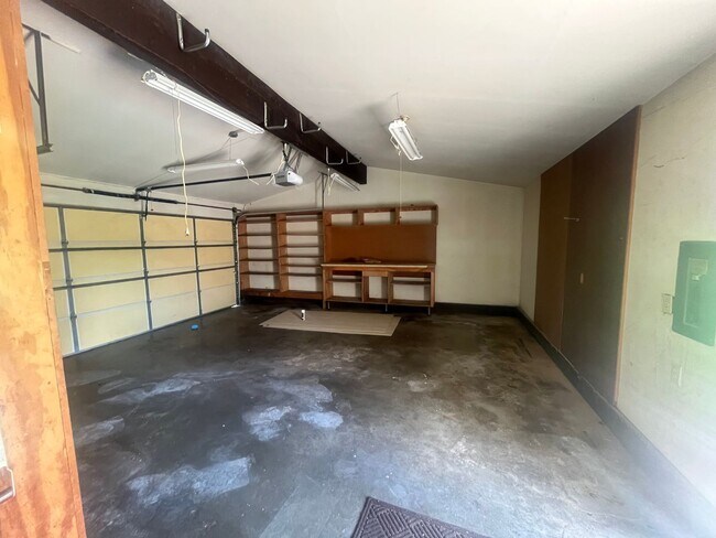 Building Photo - Light, bright, & Move- In ready with ultimate flexibility!