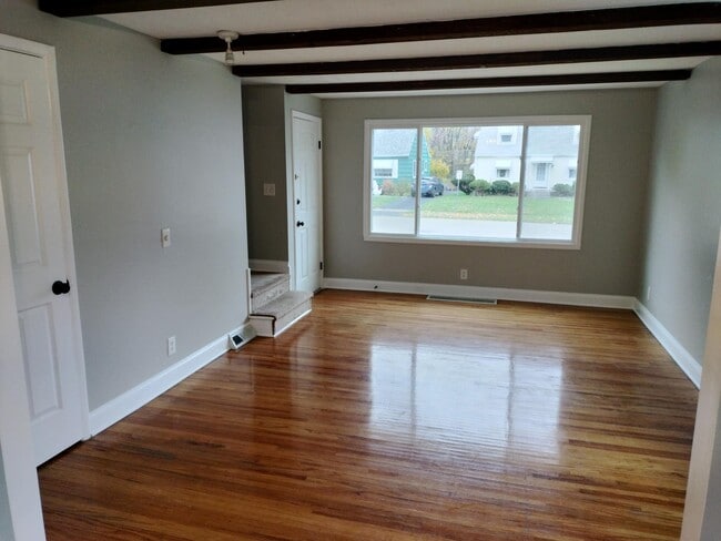 Building Photo - 211 Ellen Dr