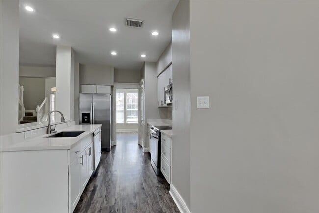 Building Photo - 6611 Emerald Ash Ct