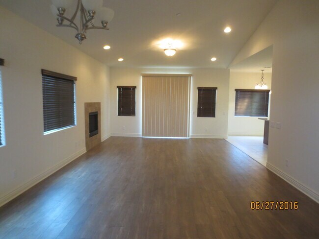 Building Photo - 305 Hampton Dr