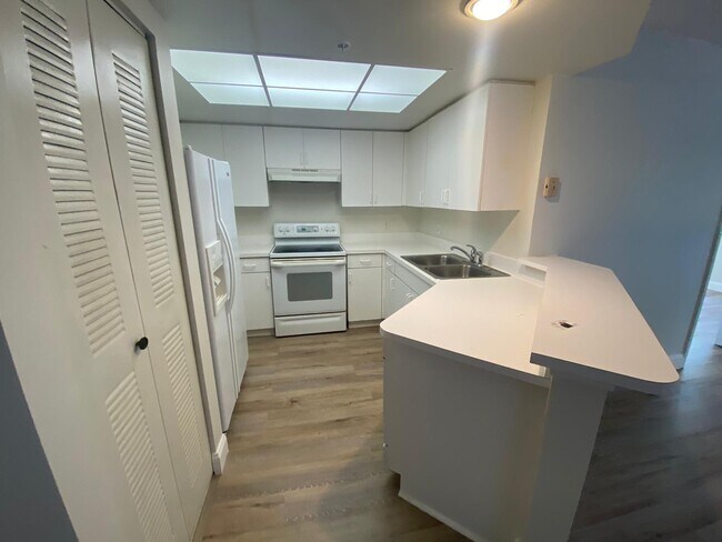 Building Photo - 4155 N Haverhill Rd