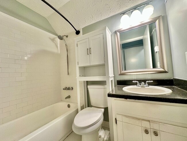 Building Photo - Cozy 2 bedroom Duplex!