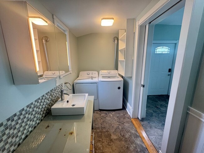 Building Photo - Large 4 bedroom home!