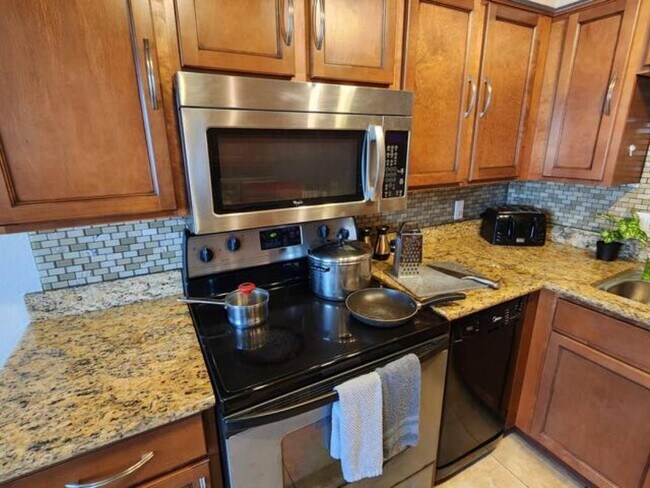 Building Photo - 1702 W Tuckey Ln