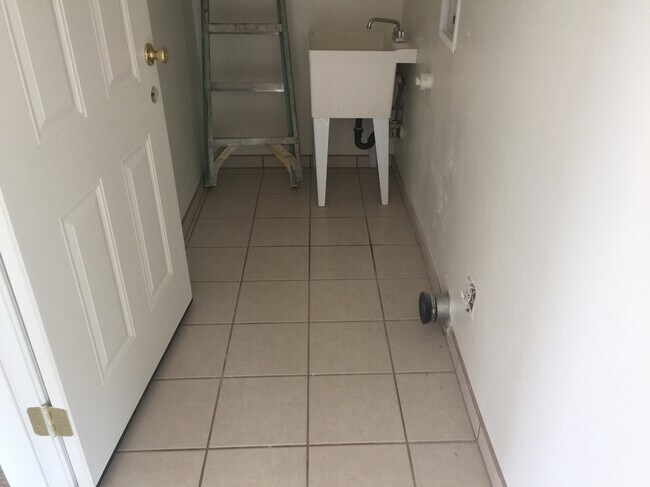 Building Photo - 1141 Calle Carmelita