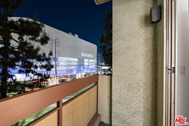 Building Photo - 321 S San Vicente Blvd