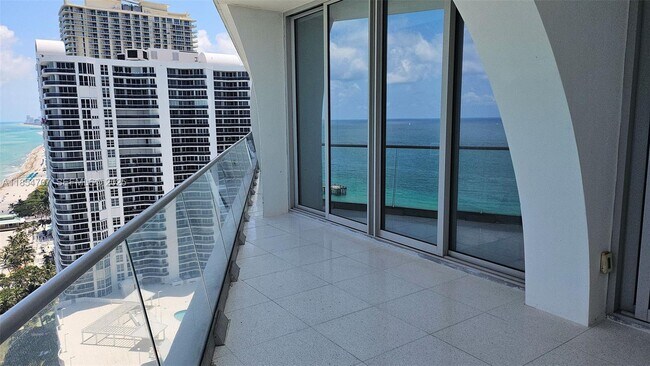 Building Photo - 16901 Collins Ave