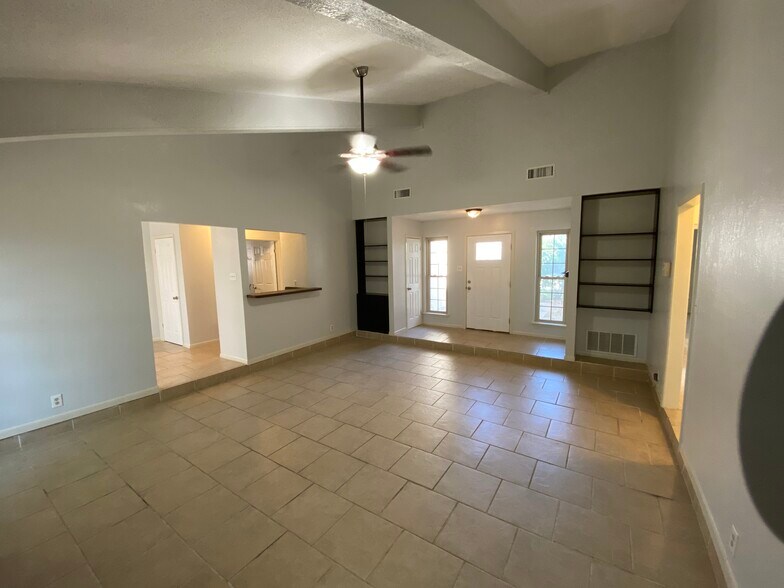 Building Photo - 1803 Falcon Dr