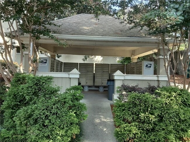 Building Photo - 6900 Roswell Rd