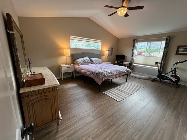 Building Photo - Beautifully constructed! 3 bed/2.5 bath ho...