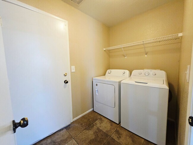 Building Photo - ACCEPTS SECTION 8 - BEAUTIFUL MUST SEE 3BD/2BA IN SOUTHWEST