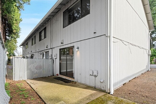 Building Photo - Clean, spacious 2-bdrm/1.5-bath unit in Milwaukie. Private patio, quiet location, designated parking