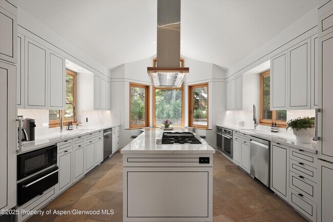 Building Photo - 800 Roaring Fork Rd