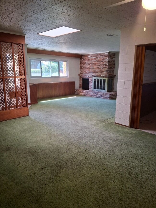 Building Photo - SHOWING Mon 8/25, Wed 8/27, and Fri 8/29 a...