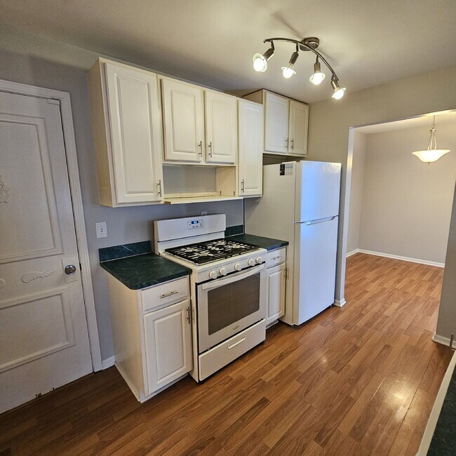 Building Photo - 2 Bedroom, 1.5 Bath Townhouse with Galley Kitchen & All Appliances, Open Living Area, Finished Ba...