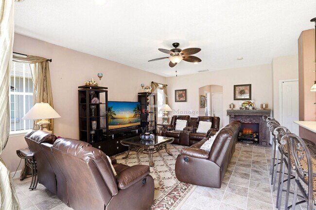 Building Photo - 824 Lake Biscayne Way