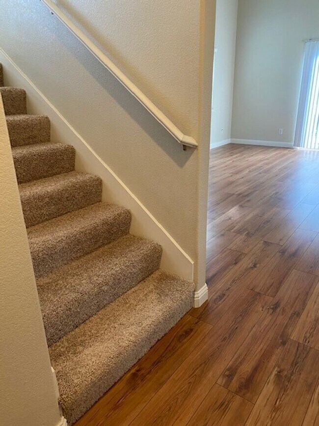 Building Photo - AVAILABLE NOW! Roseville 2 bed/2.5 bath, 2 Story Townhome!