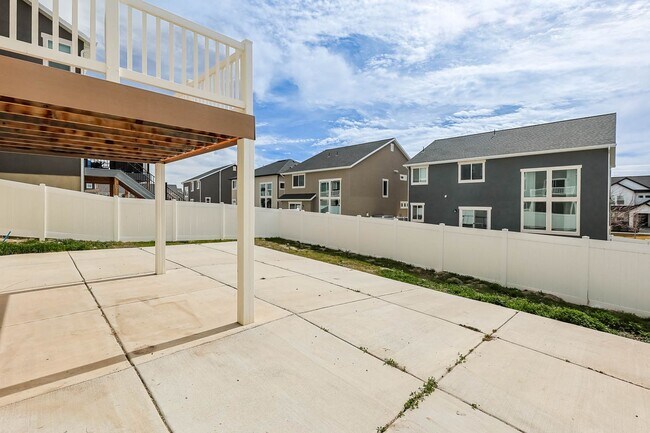 Building Photo - 6 Bedroom 3.5 Bathroom House in Saratoga Springs!