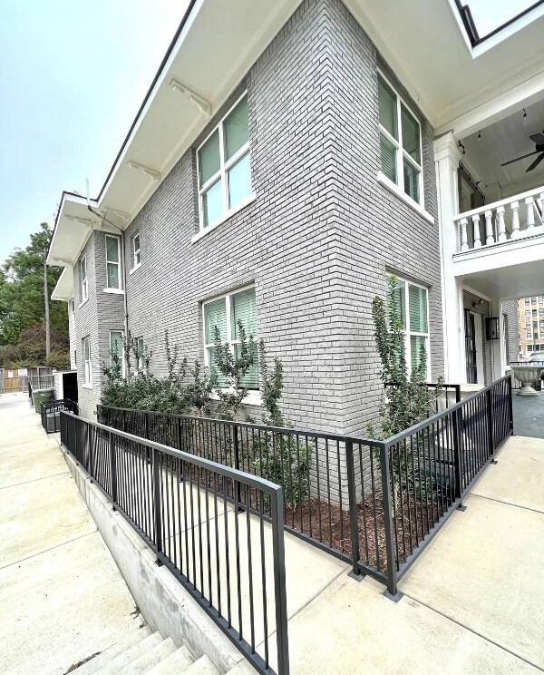 Building Photo - Laney