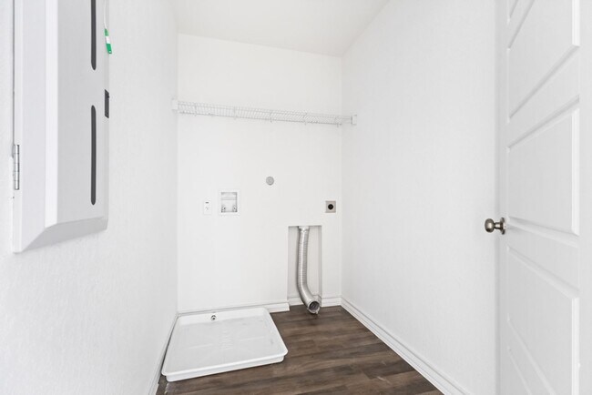 Building Photo - Charming Home Awaits: Spacious & in a Prime Location