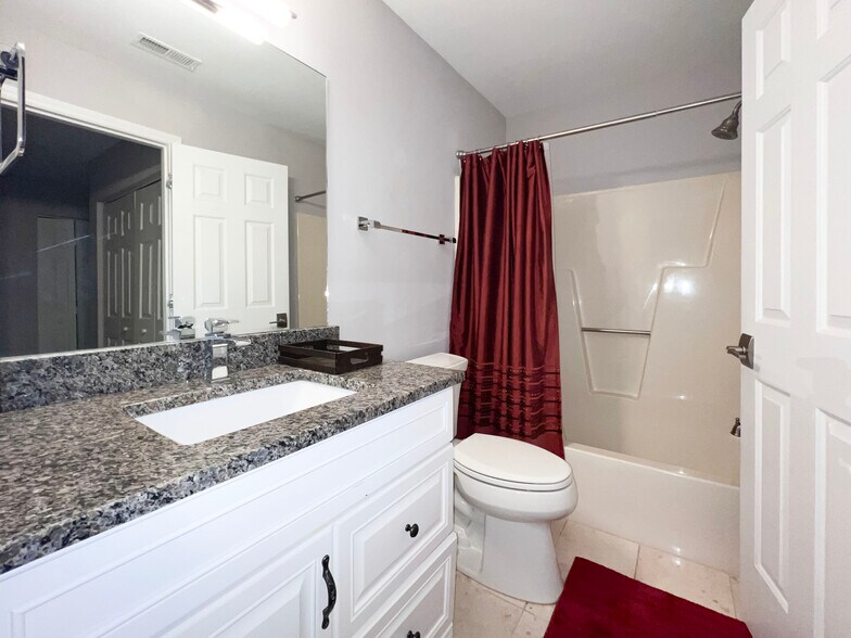 Building Photo - 221 New Kent Pl