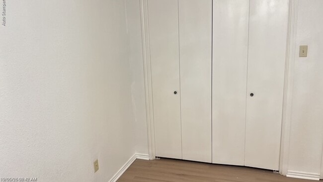 Building Photo - 6804 S Creek Dr