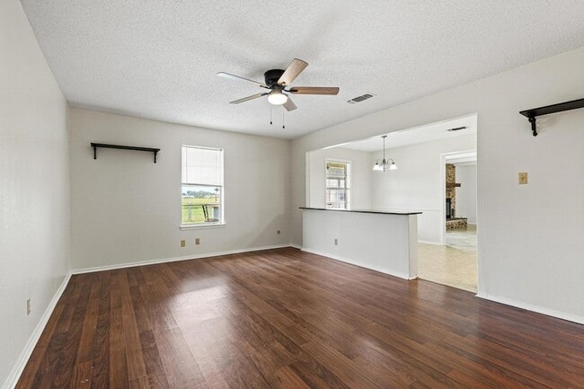 Building Photo - 216 Red River Dr