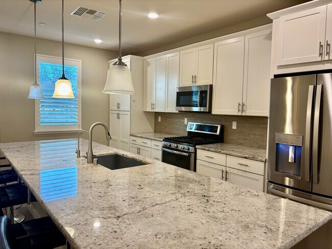 Building Photo - Must see beautiful and large Townhome in Dublin- Close to Everything!