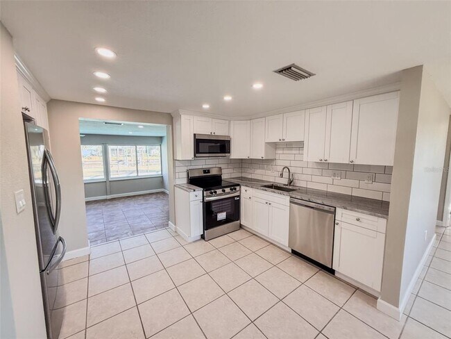 Building Photo - 818 Bayview Dr