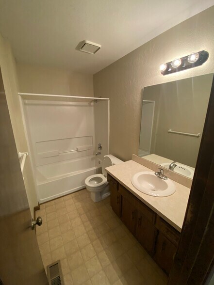 Building Photo - 733 SE Claremont St