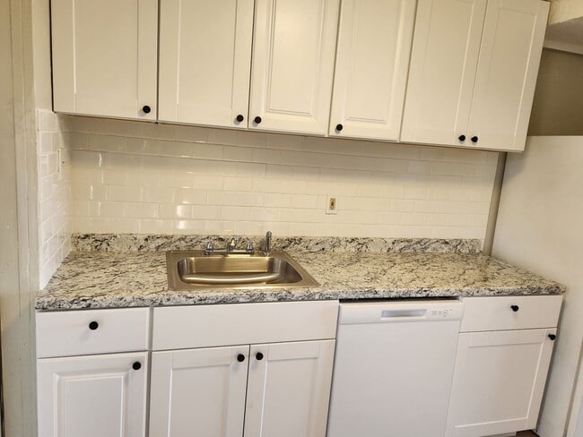 Building Photo - 1 BR 1 BATH FULL REMODEL UPPER UNIT FREE RENT OAC