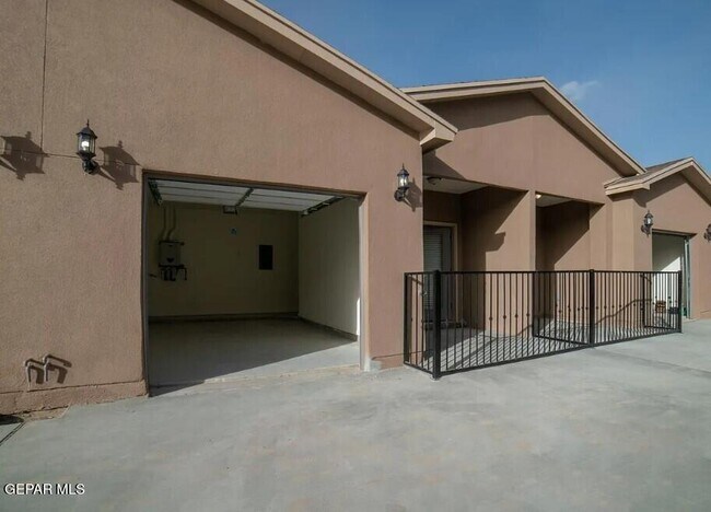 Building Photo - 1074 Hoppas St