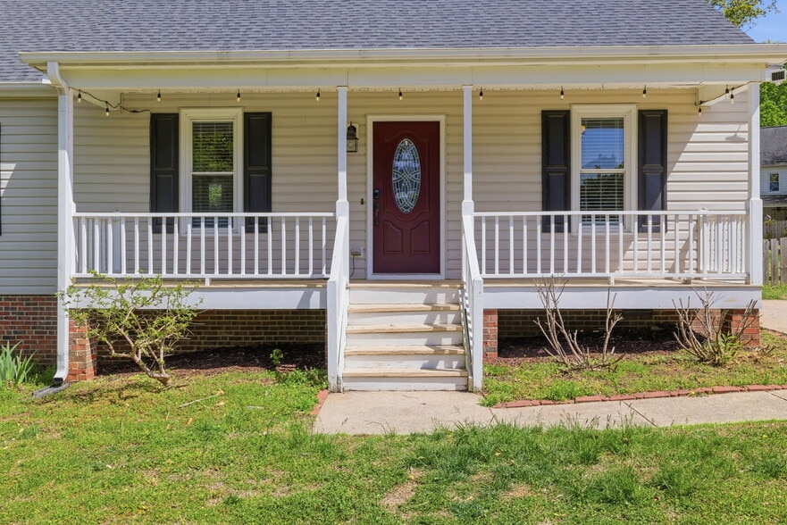 Rocking Chair Front Porch - 940 Skylar Ct